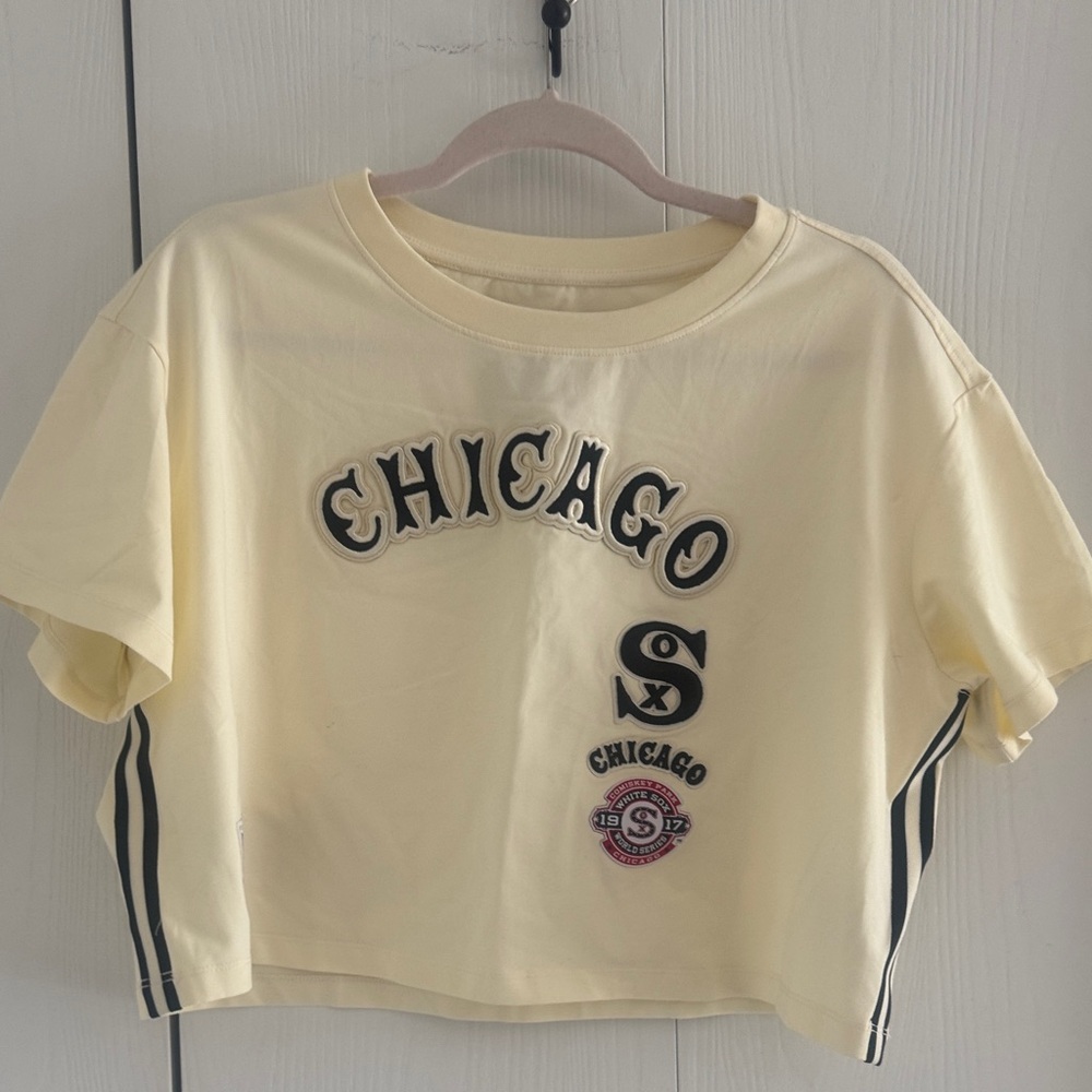 Chicago Graphic Women's Yellow Crop Top